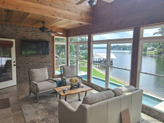 560 LAKESHORE Drive