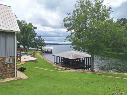 560 LAKESHORE Drive