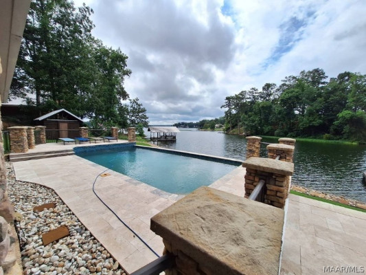 560 LAKESHORE Drive