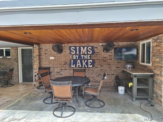 560 LAKESHORE Drive