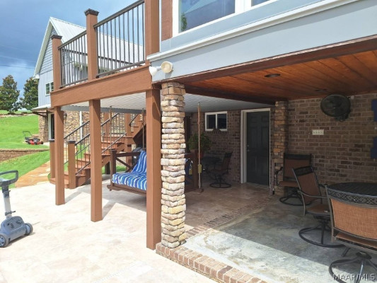 560 LAKESHORE Drive
