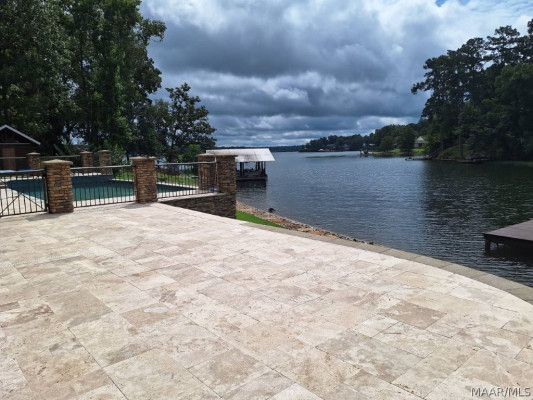 560 LAKESHORE Drive