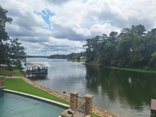 560 LAKESHORE Drive