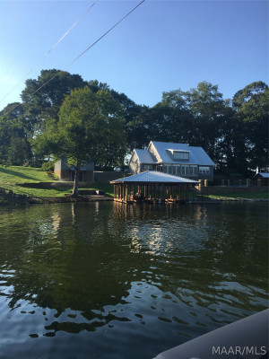 560 LAKESHORE Drive