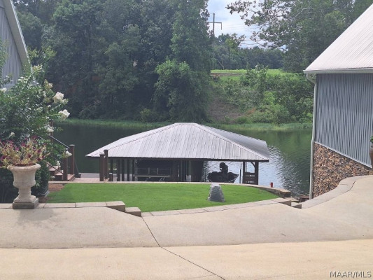 560 LAKESHORE Drive