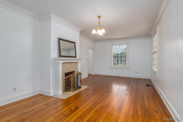 2435 E Cloverdale Park