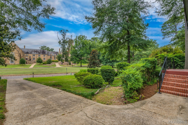 2435 E Cloverdale Park