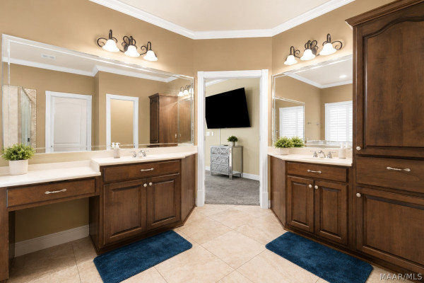 8407 ROCKBRIDGE Circle