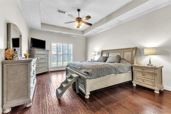 586 INGLESIDE Way