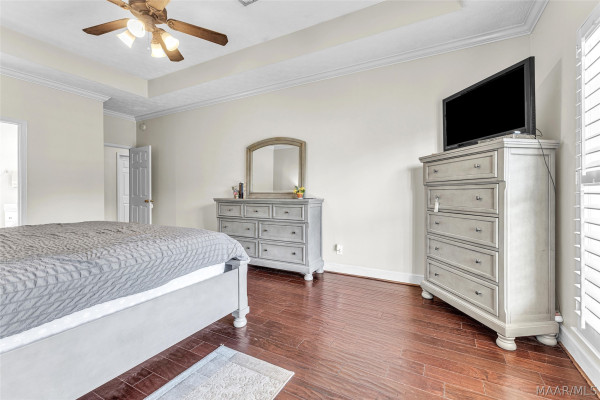 586 INGLESIDE Way