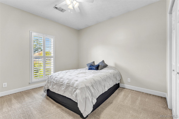 586 INGLESIDE Way