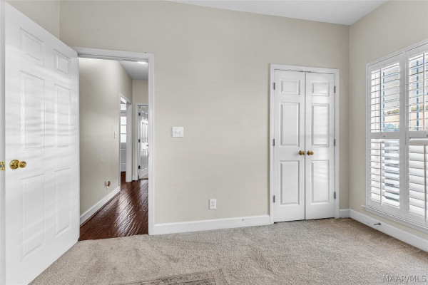 586 INGLESIDE Way