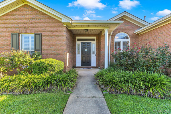 586 INGLESIDE Way
