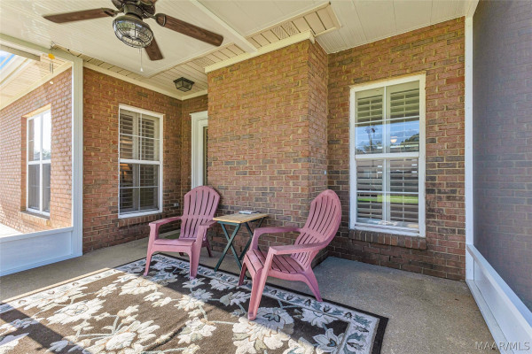 586 INGLESIDE Way