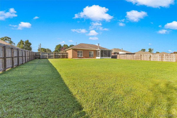 586 INGLESIDE Way