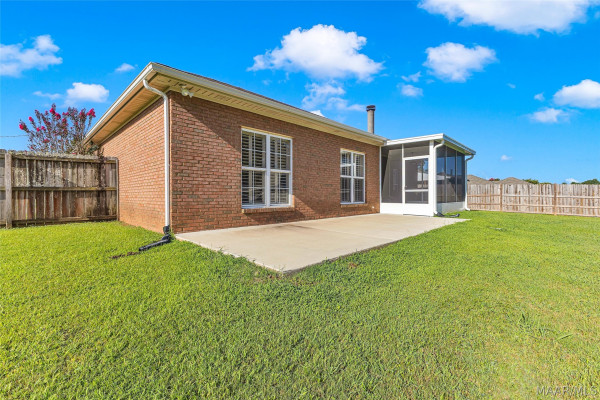 586 INGLESIDE Way