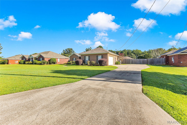 586 INGLESIDE Way