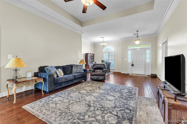 586 INGLESIDE Way