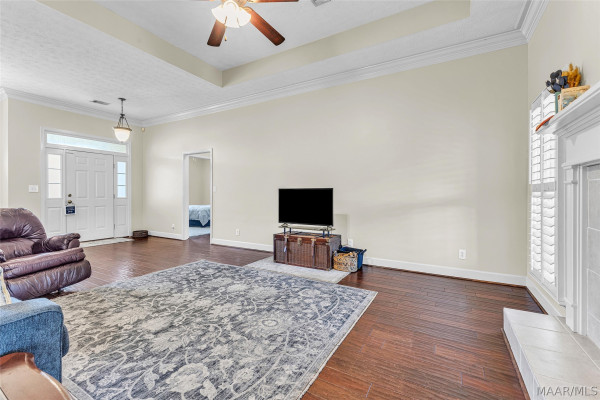 586 INGLESIDE Way