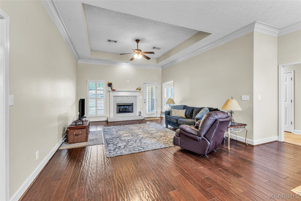 586 INGLESIDE Way