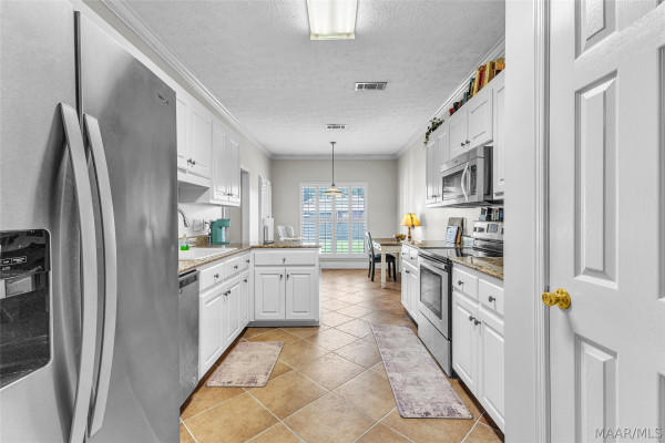 586 INGLESIDE Way