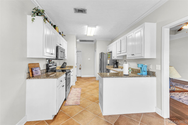 586 INGLESIDE Way