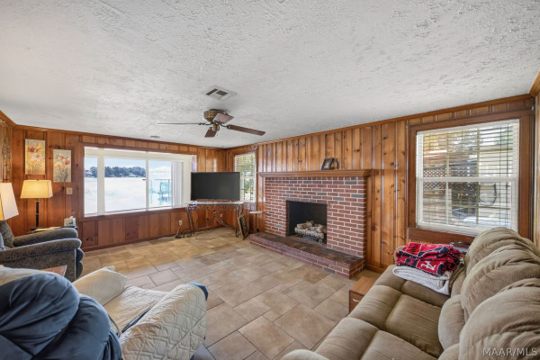 939 Lakeland Drive