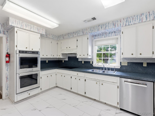 3152 Rolling Road Circle