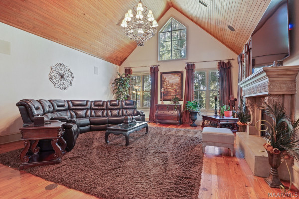7532 Lakeridge Drive