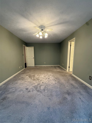 900 Lakeview Court