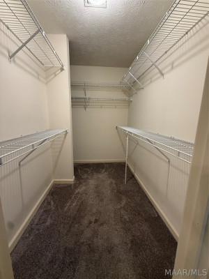 900 Lakeview Court
