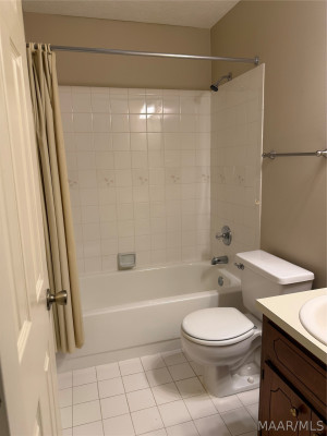 900 Lakeview Court