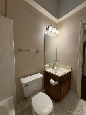 900 Lakeview Court