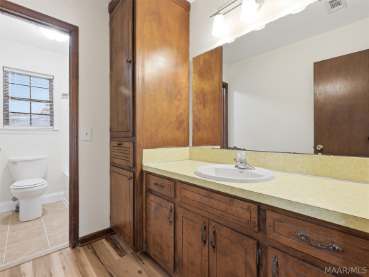 512 Lynnhurst Court