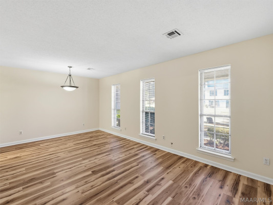 512 Lynnhurst Court